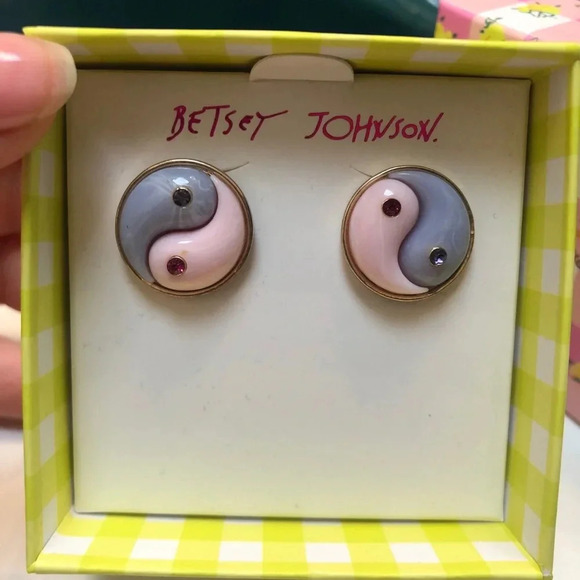 NIB BETSEY JOHNSON YIN YANG EARRINGS - Picture 1 of 4